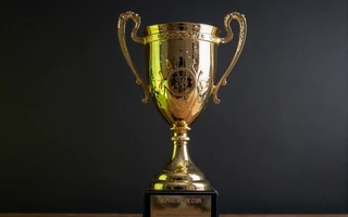 Goldener Pokal mit Lime-Leuchten als Symbol f&uuml;r die Cups im Golazzo Casino