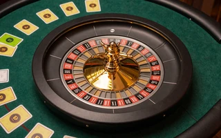 Roulette-Kessel und Karten auf gr&uuml;nem Filz als Vorschau der Tischspiele im Golazzo Casino