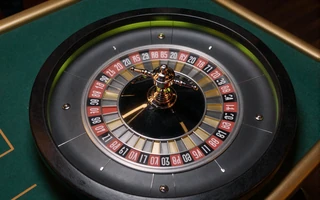 Live-Roulette-Kessel auf gr&uuml;nem Filz als Vorschau des Live Casinos bei Golazzo